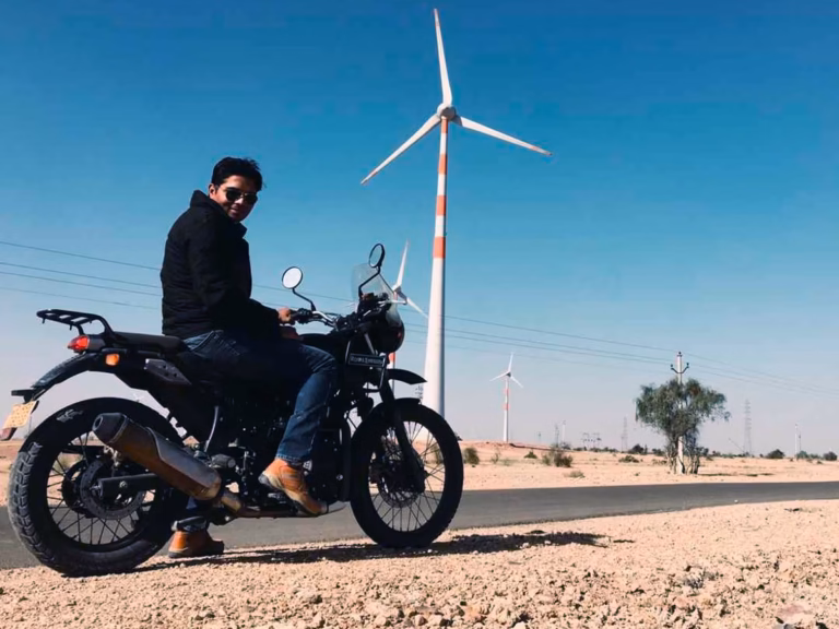 Motorbiking tour through the desert landscape around Jaisalmer